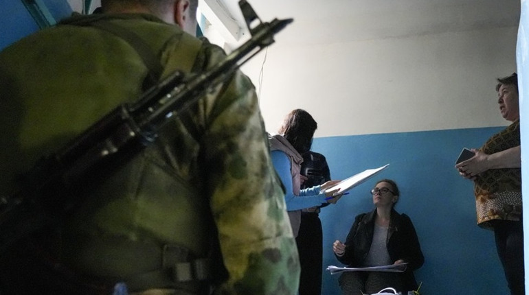 Насильство на виборах: як у Генічеську окупанти примушують голосувати місцевих жителів