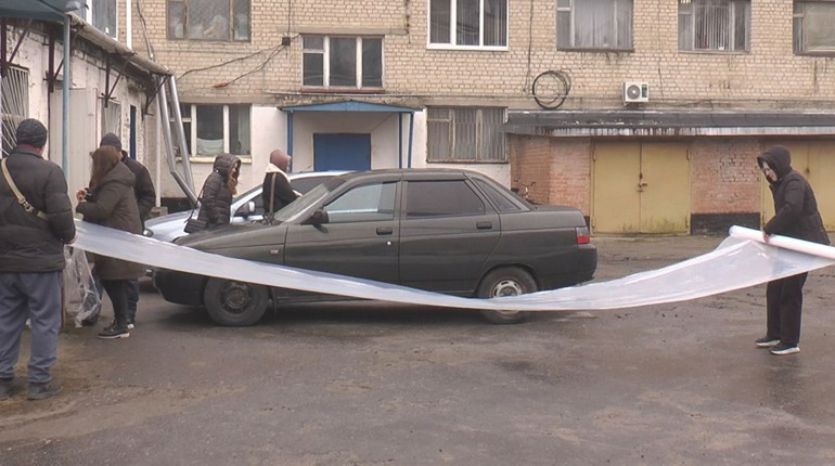У Лозовій постраждалим від ворожих обстрілів видають матеріали для відновлення пошкоджених будинків