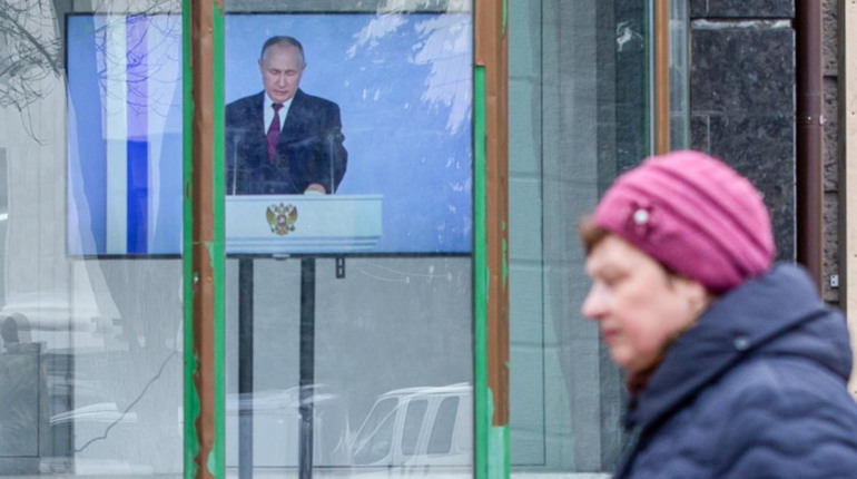 На Луганщині прибічники Росії називають "вибори" Путіна виставою та закликають людей до протестів