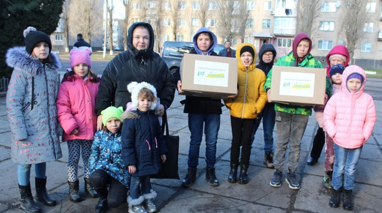 У Лозовій видають гуманітарну допомогу родинам з дітьми. На який вік розраховано пакунки