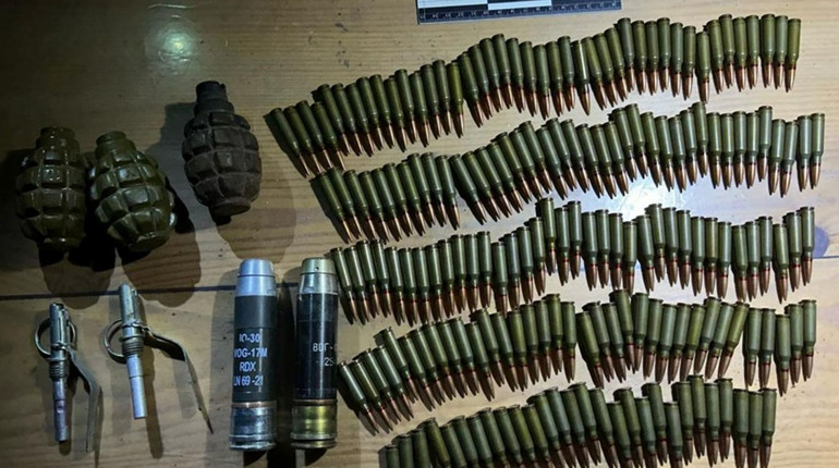 У Херсоні правоохоронці затримали чотирьох чоловіків, які збували зброю та наркотики