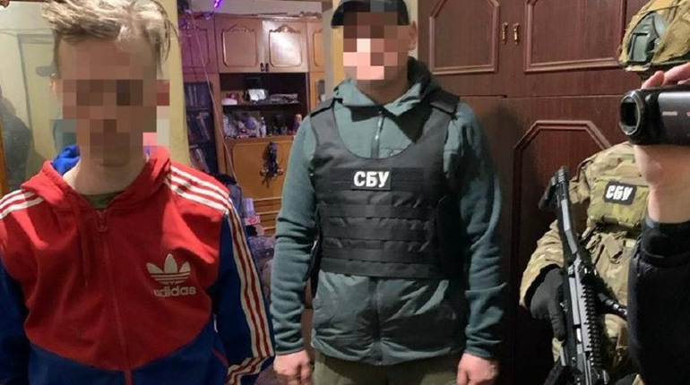 На Київщині викрили батька і сина, які «зливали» ворогу дані позицій ЗСУ та хоронили останки ворогів