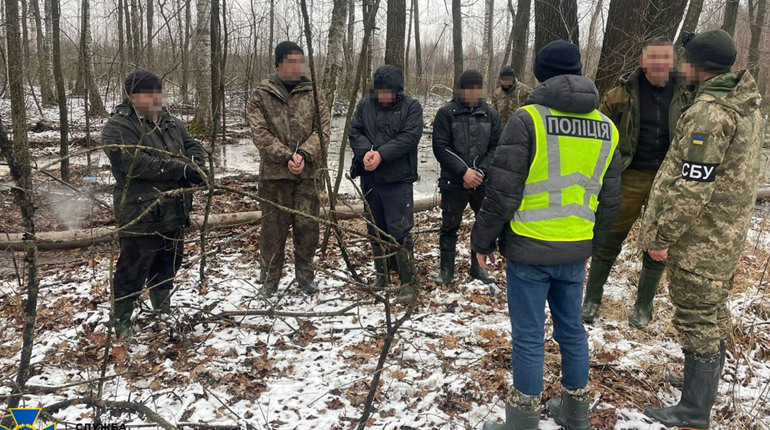 На Житомирщині СБУ блокувала діяльність угруповання: видобували бурштин у прикордонні