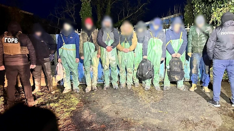 Брали гроші у криптовалюті та видавали рибальські костюми: на Одещині поліція викрила порушників