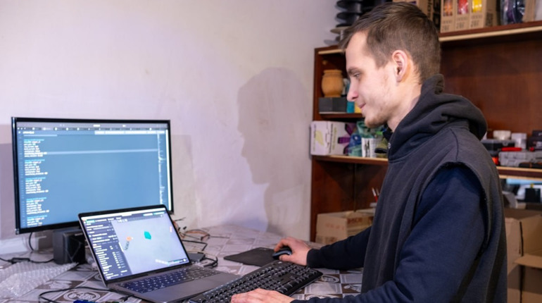 Перепілки та 3D-друк. Переселенець з Лисичанська розповів, куди можна прикласти руки під час війни