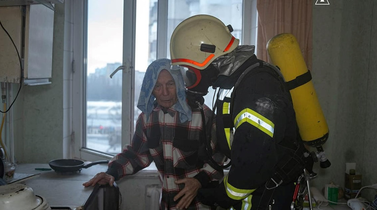 В Одесі горіла квартира у багатоповерхівці, загинула жінка. Гасили пожежу 29 рятувальників