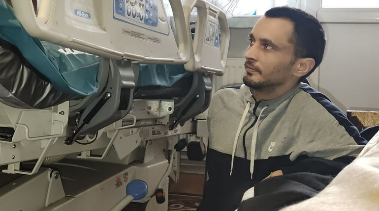 Військовий, поранений в Олешках, отримав лікарняне ліжко