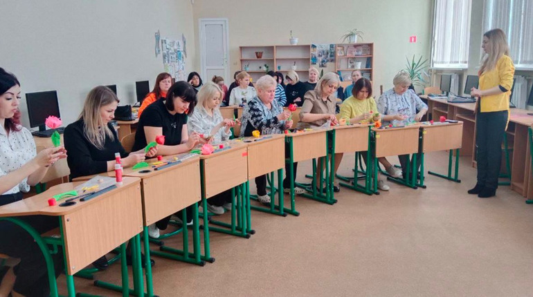 Волноваську вчительку поставили у приклад: як окупанти працюють з колаборантами розповіли у НУШ