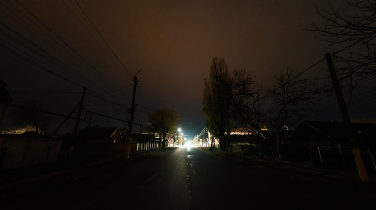 У зв'язку з обмеженням вуличного освітлення на Одещині пішоходів просять позначати себе у темряві