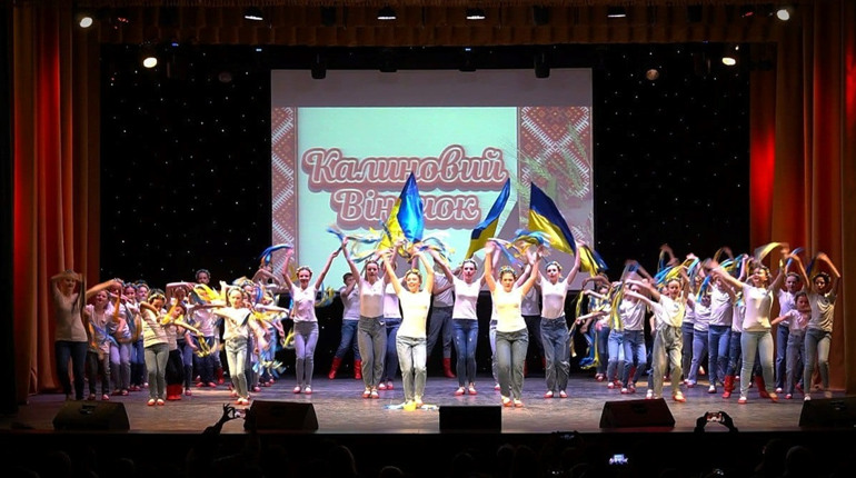 Об'єднані танцем: "Калиновий віночок" зібрав 84 200 гривень для потреб ЗСУ