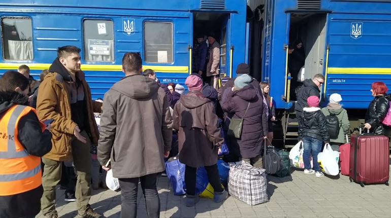 Обов’язкова евакуація цивільних з Донеччини: до Рівненської області відправився перший потяг