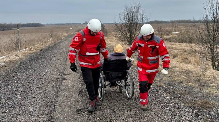 Волонтери Червоного Хреста допомагають з евакуацією через КПП Колотилівка — Покровка