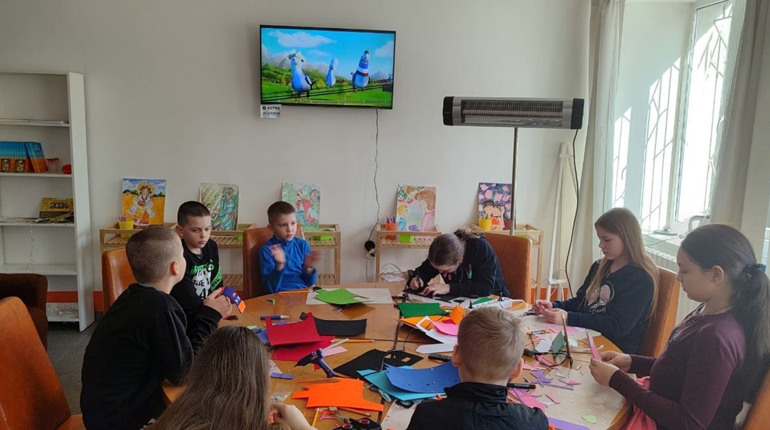 Непереможна і єдина читацька Україна: розважальні програми для дітей Торецької громади