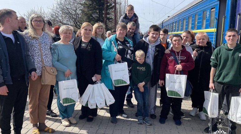 Вихованці центру «Милосердя» з Покровська знайшли новий дім на Заході країни: деталі релокації