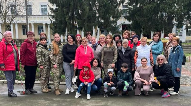 Сто троянд на честь героїв: громадська ініціатива у Звягелі