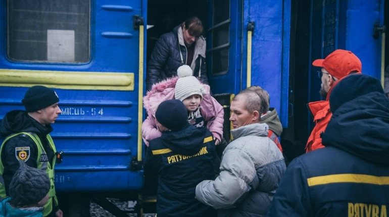 “Золота” евакуація: тільки 40 людей 8 квітня виїхали з Донеччини на потягу до Рівненської області.