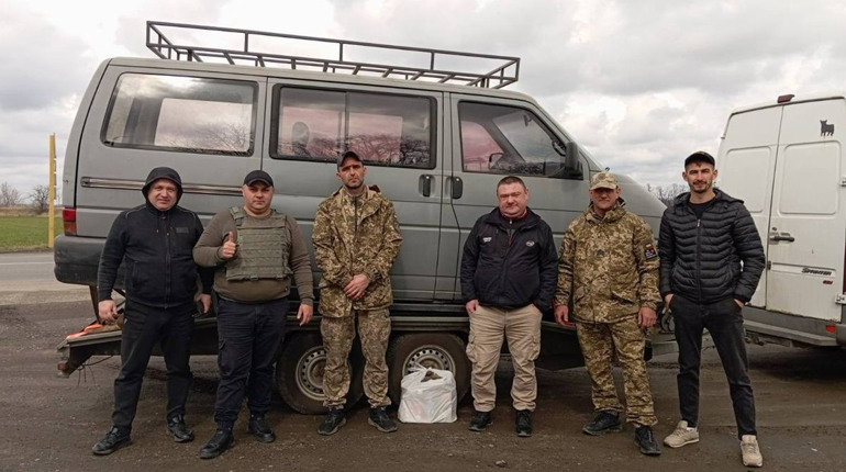 Передають автівки на фронт і допомагають у тилу: волонтер з Мирного про роботу фонду "Оберіг півдня"
