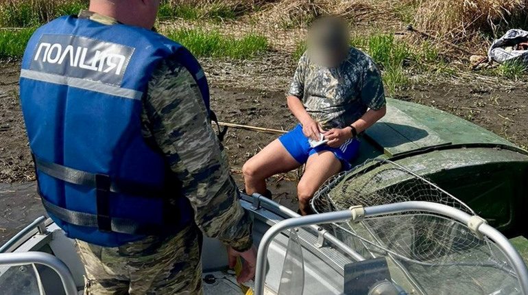 Рейди: на Дністрі та Глибокому Турунчуку оштрафували рибалок на моторних човнах без документів