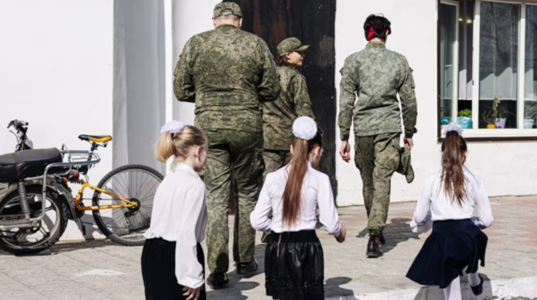 Освітянку з Луганщини засуджено за пропаганду та впровадження "російських стандартів"