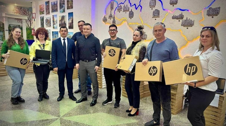 Учні Южного отримали від ЮНІСЕФ 140 ноутбуків (ФОТО)
