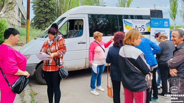 БФ «Янголи Спасіння» надає допомогу у відновленні будівель у Покровську після обстрілу
