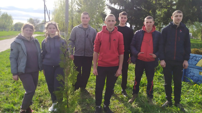 «Акція єднання та віри». Випускники з прикордоння Глухівщини висадили дерева з надією на майбутнє