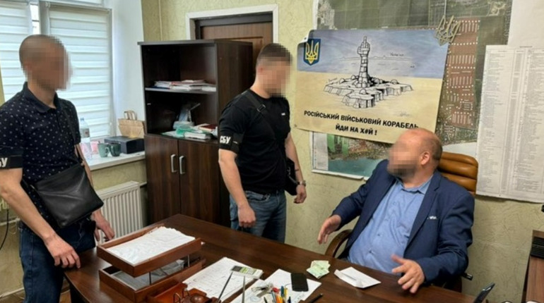 Заступника голови Фонтанської сільради затримали в кабінеті: отримав хабар за ухилення від служби