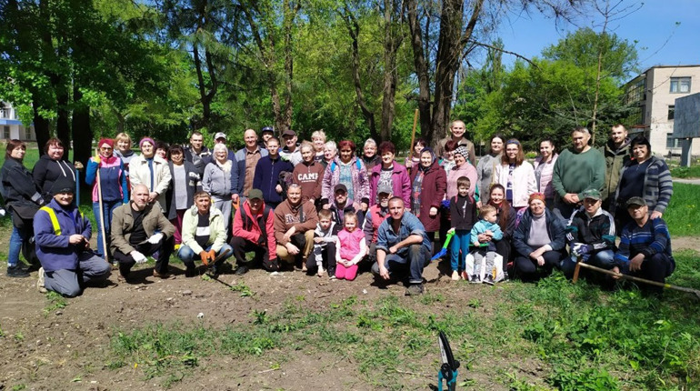 На території поблизу дитячого парку жовтоводці з переселенцями наводили лад: відео