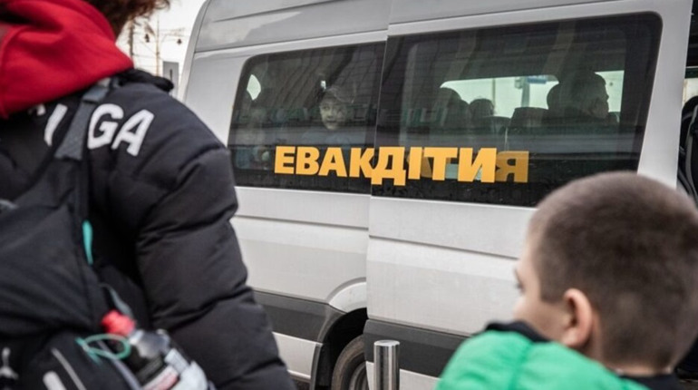 Евакуація родин з дітьми. Вдалося вивезти сім’ю з Голої Пристані