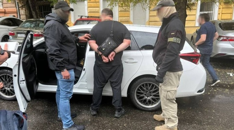 В Одесі на хабарі затримали патрульного: за 3,5 тисячі доларів обіцяв вирішити питання