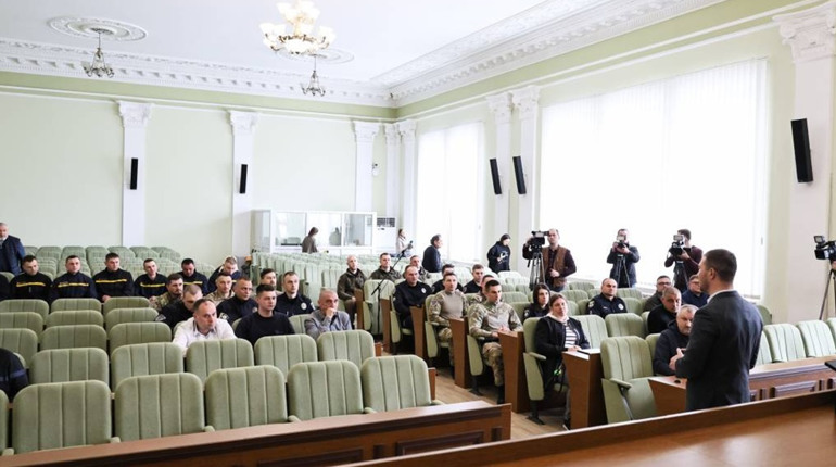 Чернігівські рятувальники, поліцейські, медики, комунальники та волонтери отримали відзнаки