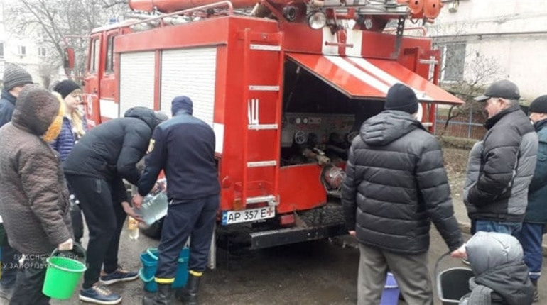 Виживати у Гуляйполі людям допомагають рятувальники: ліквідовують пожежі та доставляють воду
