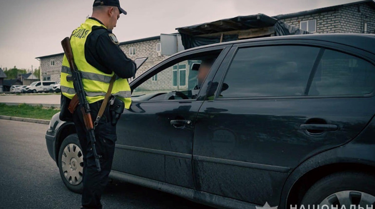 У Глухові чоловік, який керував авто напідпитку, пропонував поліцейським 10 тисяч хабара