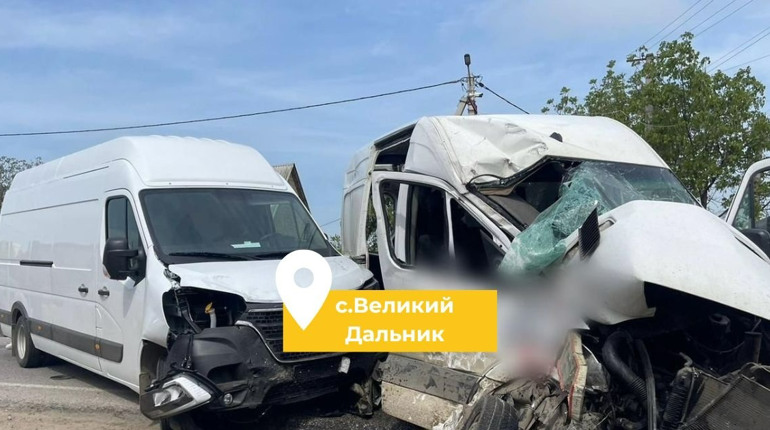 У Великому Дальнику зіткнулися три авто: один з водіїв поїхав на червоний сигнал, пасажир у комі