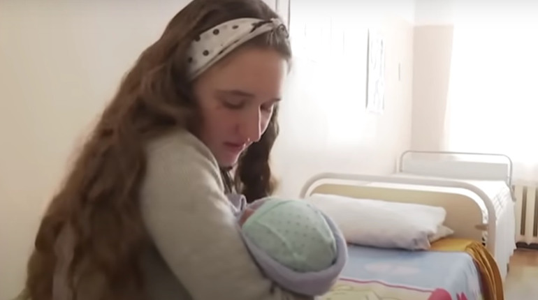 18-річна переселенка з Донеччини народила хлопчика в евакуаційному потязі з Покровська