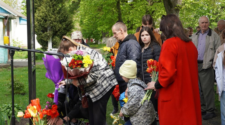 У Мотовилівській Слобідці відкрили пам'ятний знак на честь Захисника Мирослава Василюка