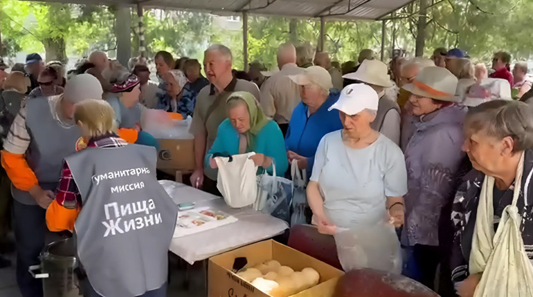"Піща жизні". У "звільненому" Сєвєродонецьку вишикувались черги за дармовими наїдками