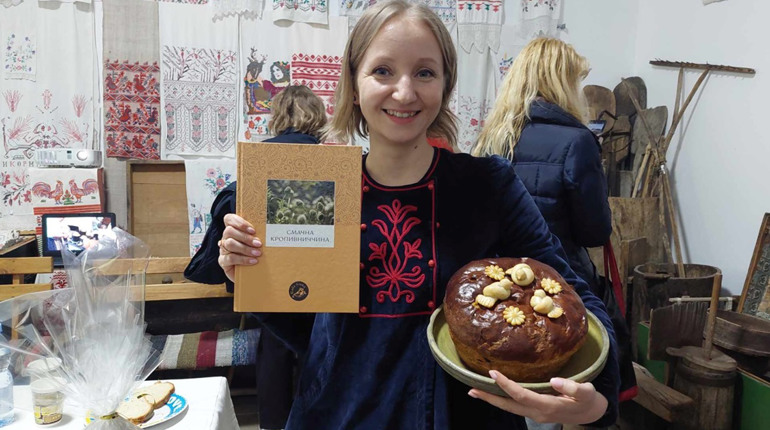 Готуємось до Великодня із книгою “Смачна Кропивниччина”