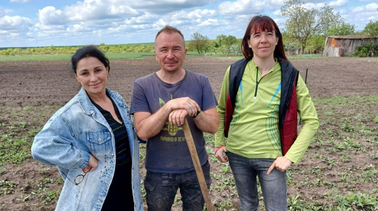 «Дуже сподіваюся, що він буде рости й квітнути»: активісти ТУРу закладають сад у Куріпчине