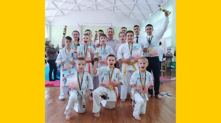 Один чемпіонат, 12 медалей. Підсумки виїзду до Києва для первомайських каратистів
