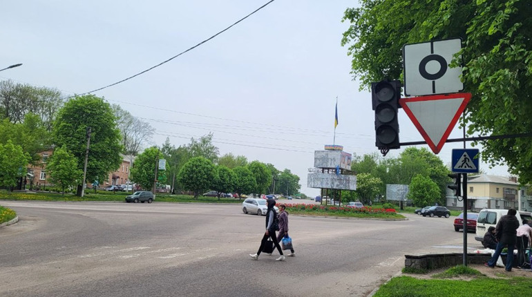 Хто як хоче, так і їде, або як світлофор, що не працює, завдає клопоту водіям