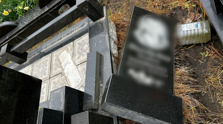 На Фастівщині неповнолітні понівечили близько 10 пам’ятників на цвинтарі: що відомо