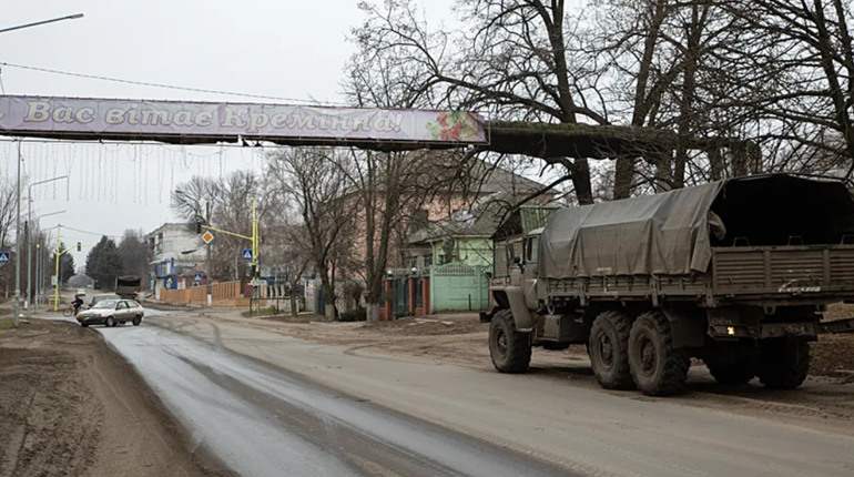 На окупованій Луганщині знову прилетіло. Кремінна в диму, повідомляють про пошкоджені будинки