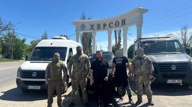 Херсонщина передала чотири автівки для оборонців області