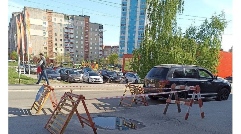 Комунальники Чернігова вирішують, як ремонтувати пошкоджений колектор у мікрорайоні Масани