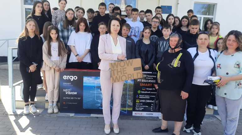 У Пашковецькому НВК нові плазмові телевізори та ноутбук. Це подарунки школі від мами загиблого Героя
