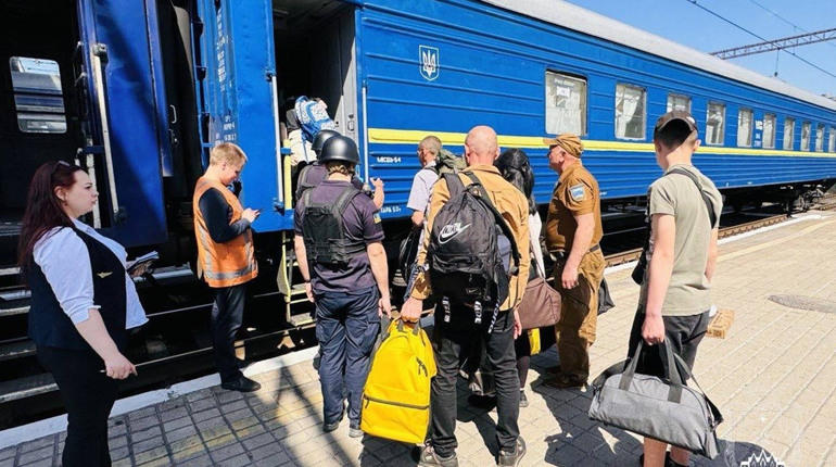 Перший евакуаційний рейс з Покровська на Волинь: з небезпечного регіону виїхало 53 людини