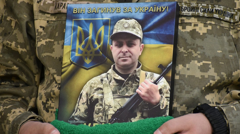 В Южноукраїнську попрощалися з військовим Петром Крилєвим. Осиротіли троє синів...