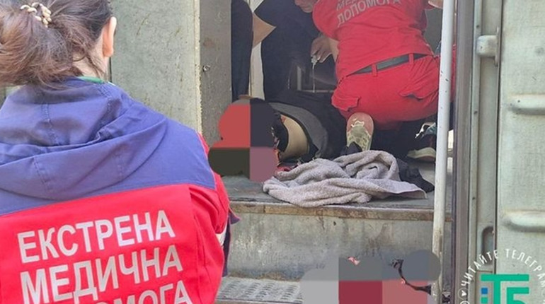 Електричка «Ніжин- Київ» наїхала на молодого чоловіка, який сидів на колії...Деталі