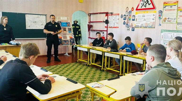 У Нікопольському районі поліцейські провели для дітей урок з безпеки на дорозі